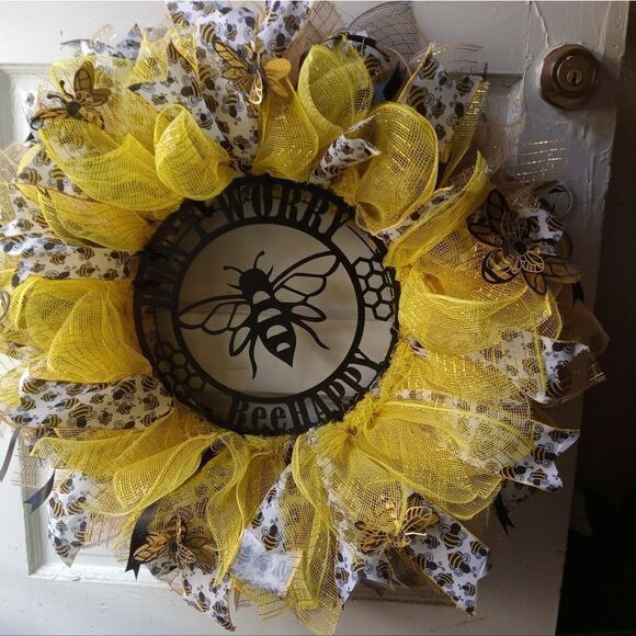 26" Craft Mesh WREATH with custom precision cut 16 gauge Metal BEE Decor center. - Picture 5 of 10